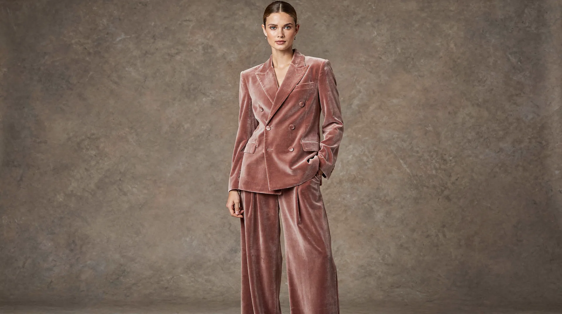 Look 01: Soft double-breasted suit in Rose Dusk