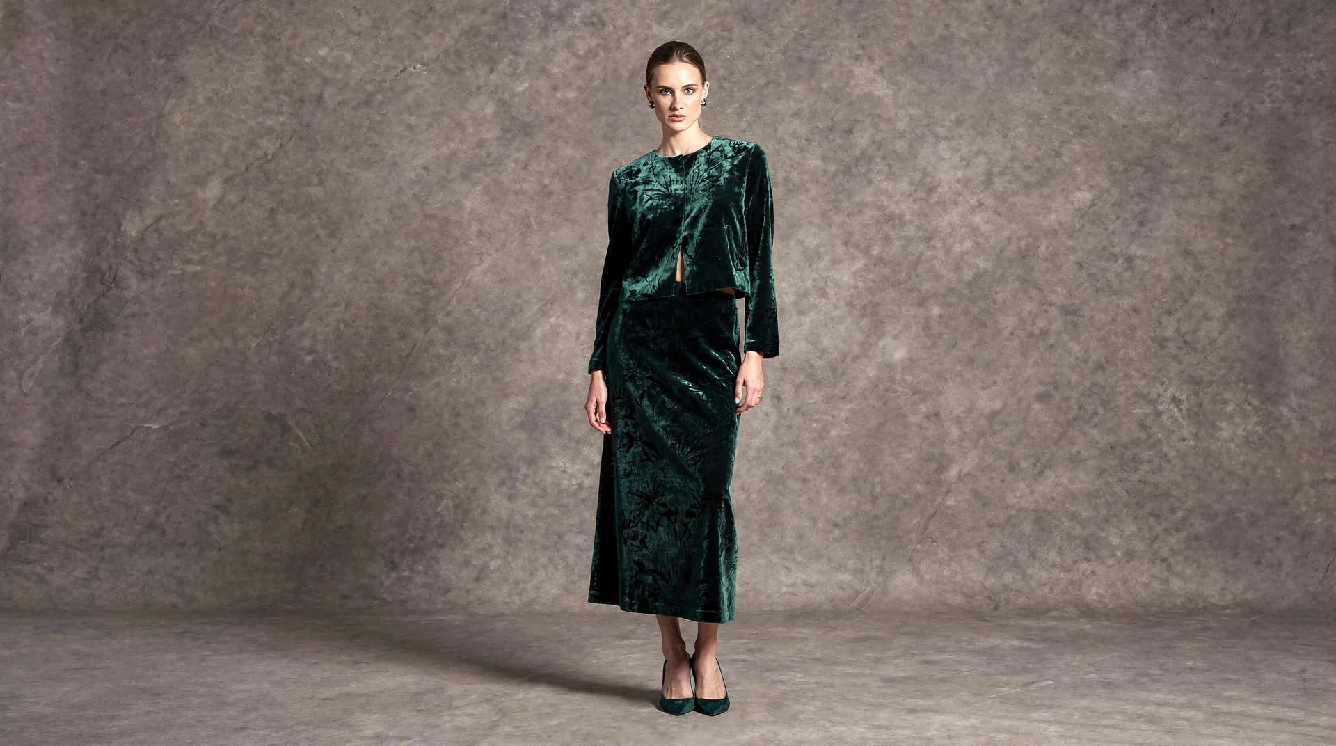 Look 06: Boxy jacket, long skirt in Verdigris